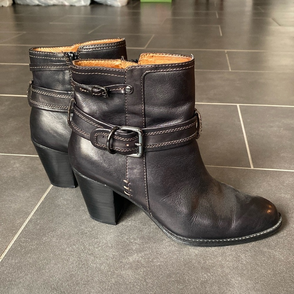 Soft womens Wyoming black leather stacked heel booties in size 9‎